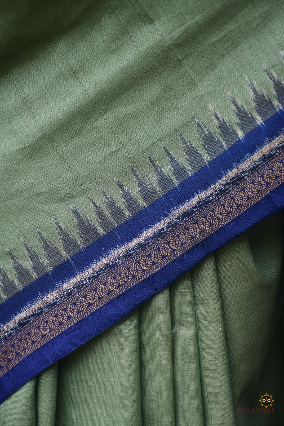 Bandha double ikat motif detail on Nalini Sambalpuri saree — Phula pattern aligned across warp and weft, Pasapali Odisha