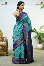 Load image into Gallery viewer, Neelambari Sambalpuri cotton saree front drape — teal green double ikat, flower body motifs, Pasapali Bhulia handloom
