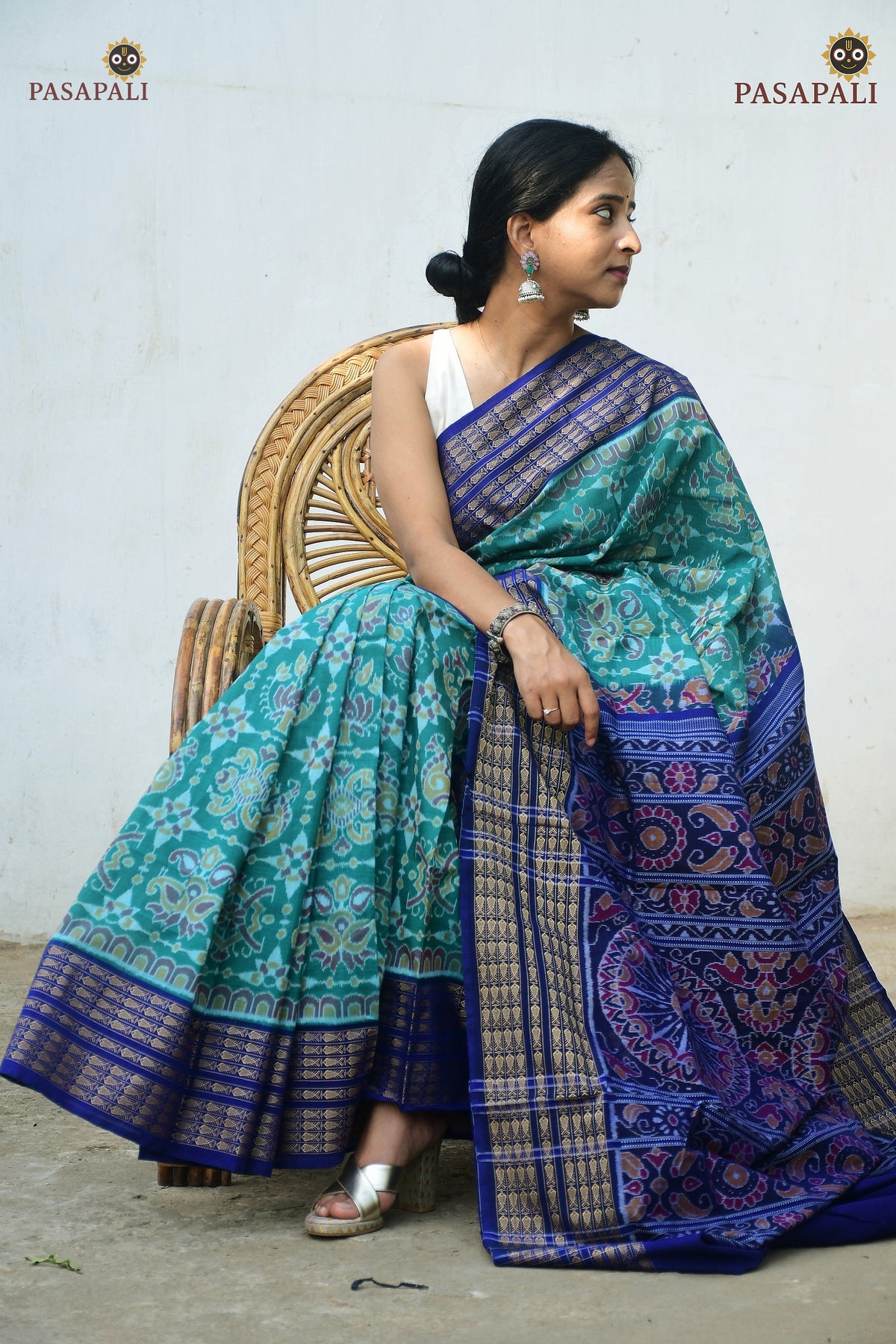 Fish motif border close-up on Neelambari teal green Sambalpuri Bandha saree — Bhulia weavers, Odisha, Pasapali