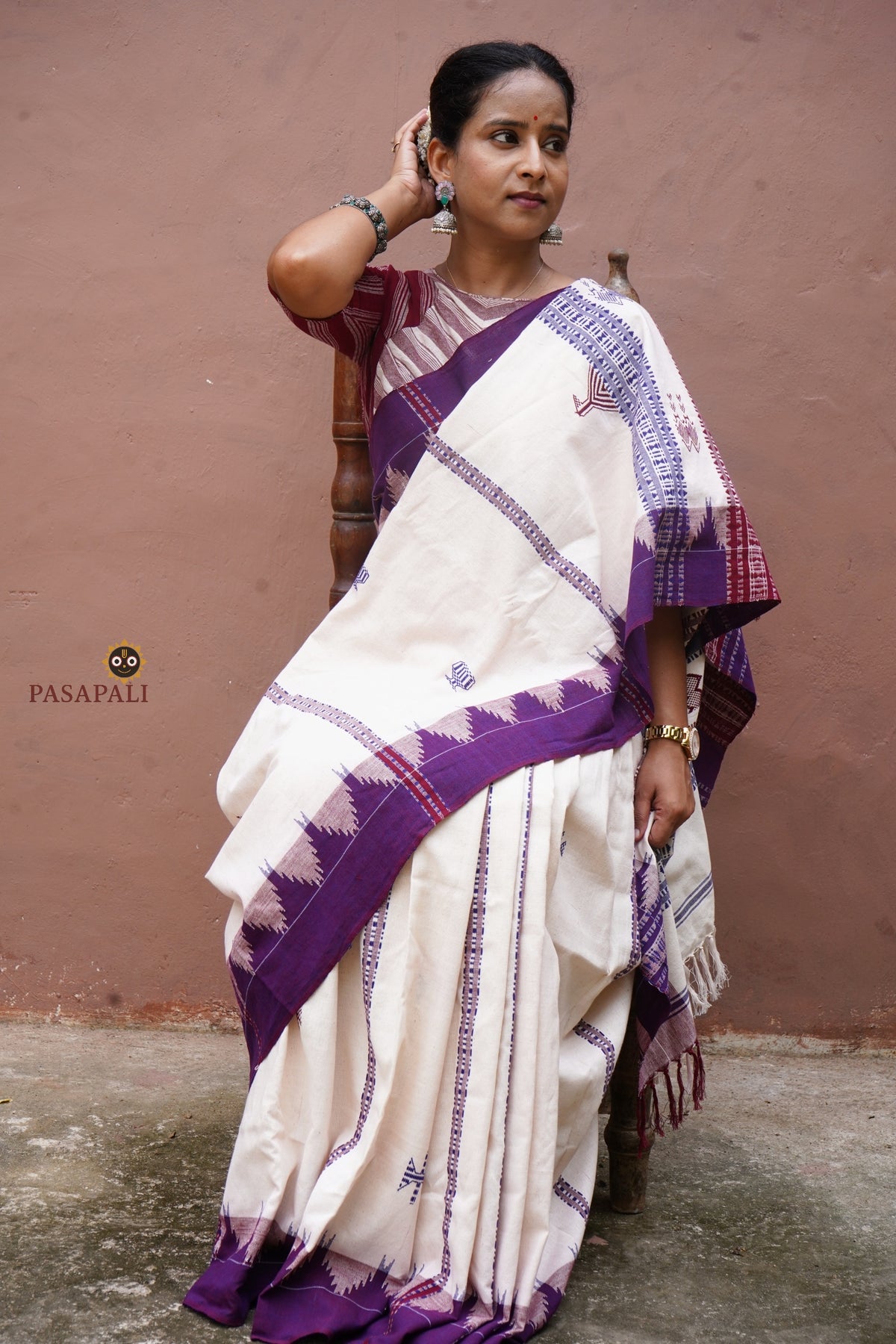 Nirjhari Kotpad Cotton saree front drape — off-white ground with purple kumbha border, Mirgan tribal weave, Pasapali