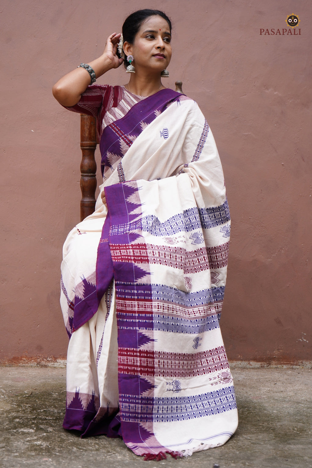 Nirjhari Kotpad saree pallu detail — macha fish and pharsa axe tribal motifs in extra-weft on off-white cotton