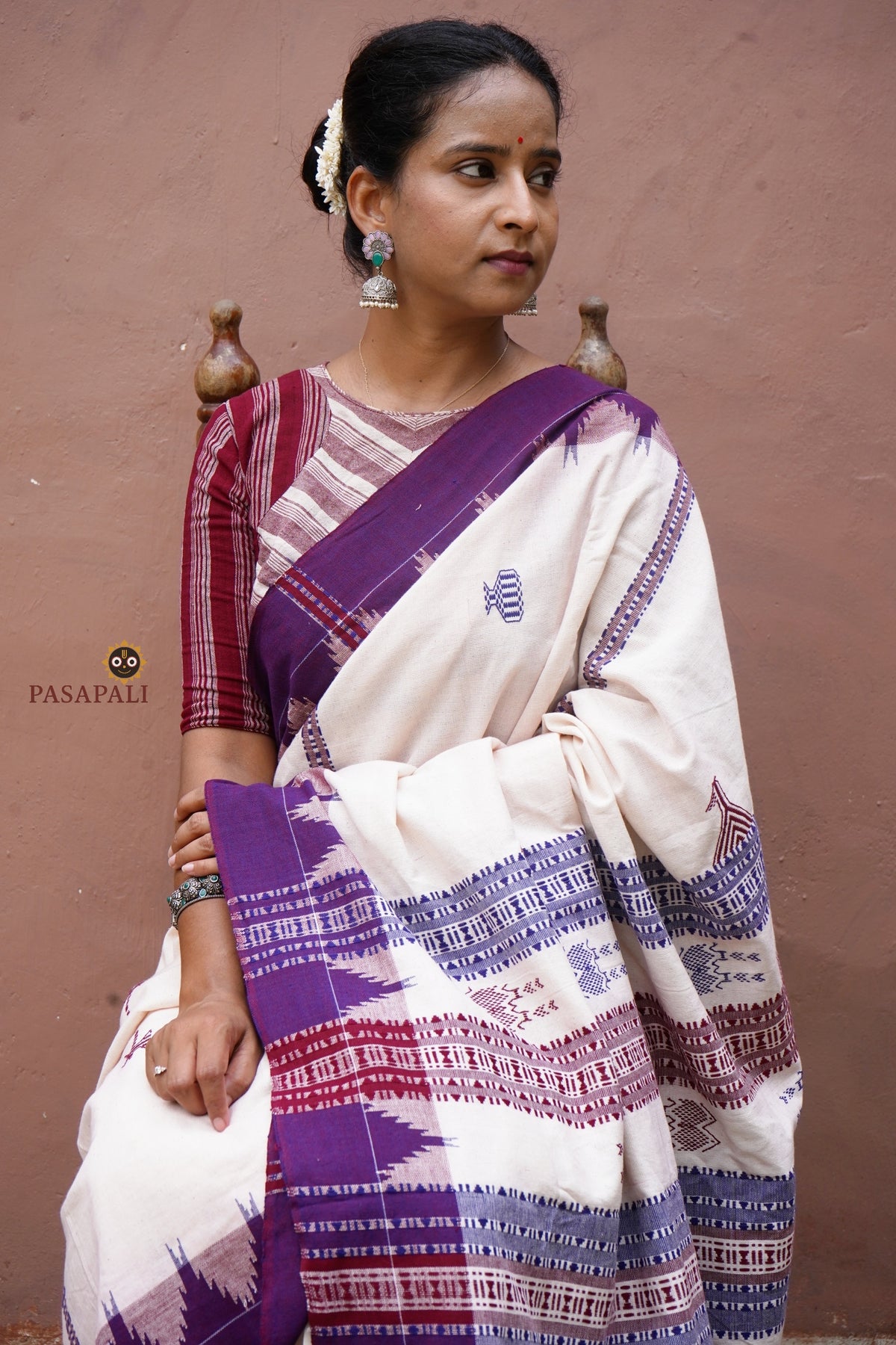 Texture close-up of Nirjhari Kotpad Cotton saree — aal bark dyed handspun weave, earthy off-white, Pasapali