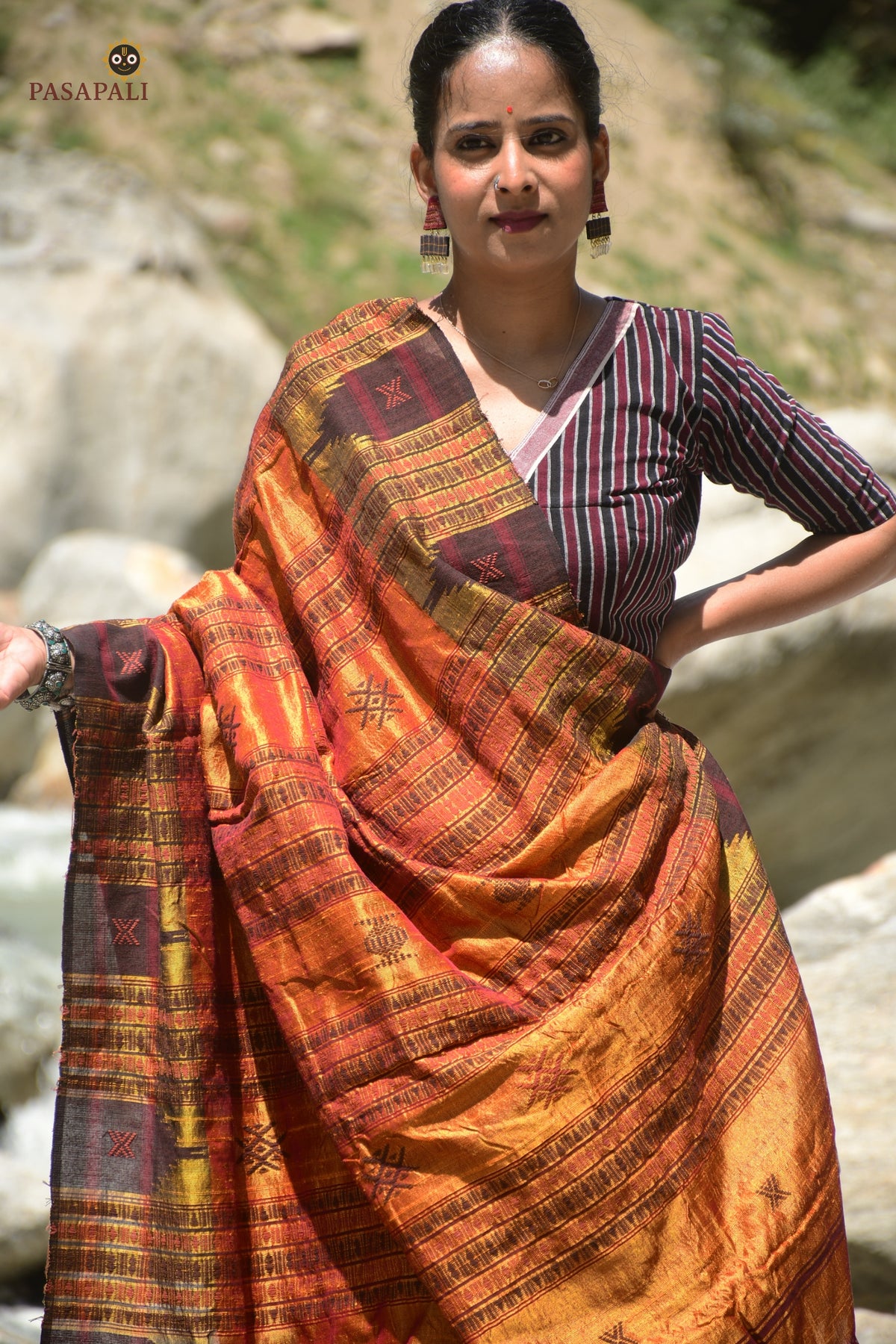 Nishavana Kotpad handloom saree — hero full view highlighting phoda kumbha border and tribal buta body design