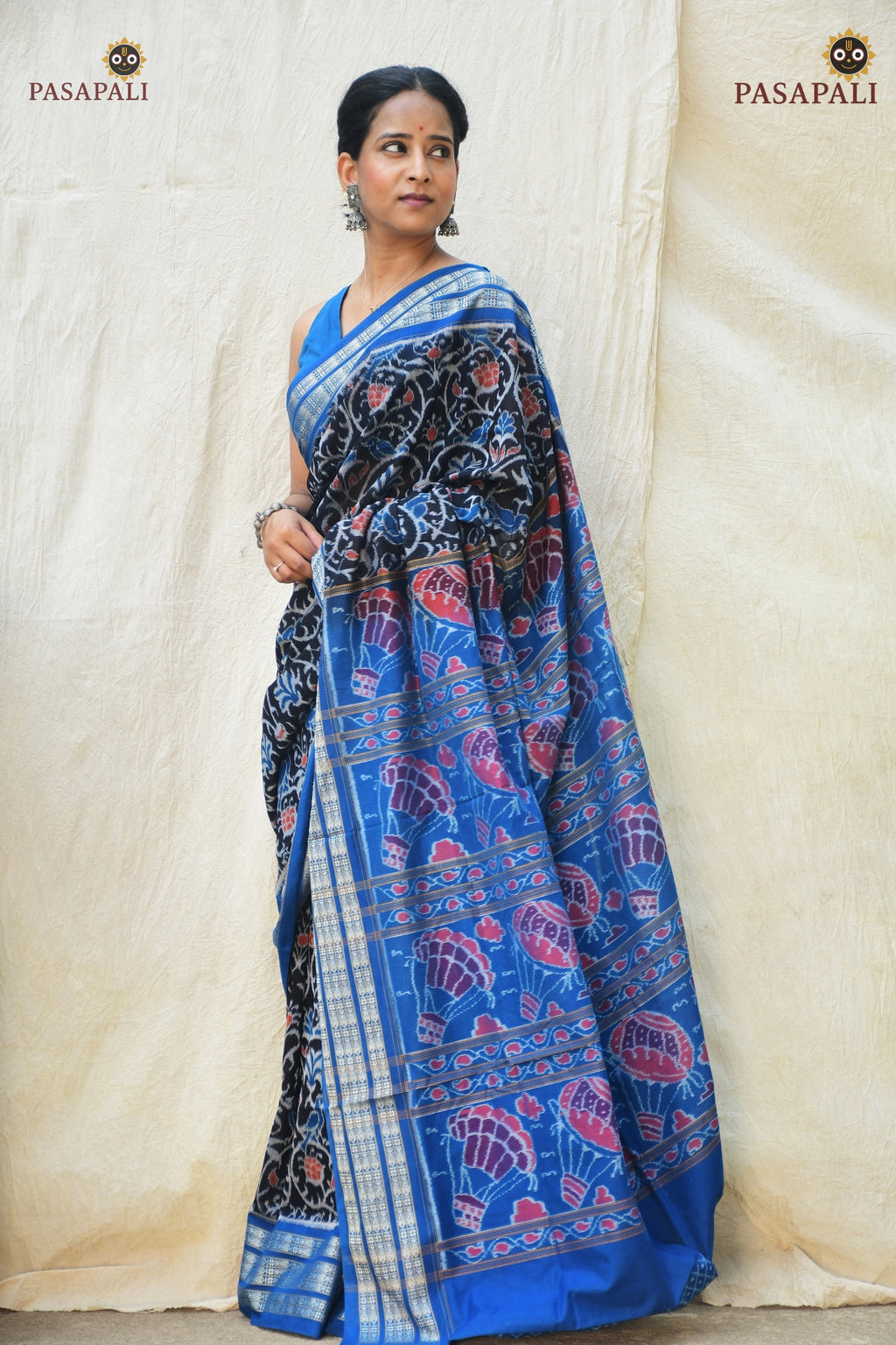 Flat lay of Nishigandha black Sambalpuri Bandha saree — full 5.40 m length with blue pallu and fish border, Pasapali