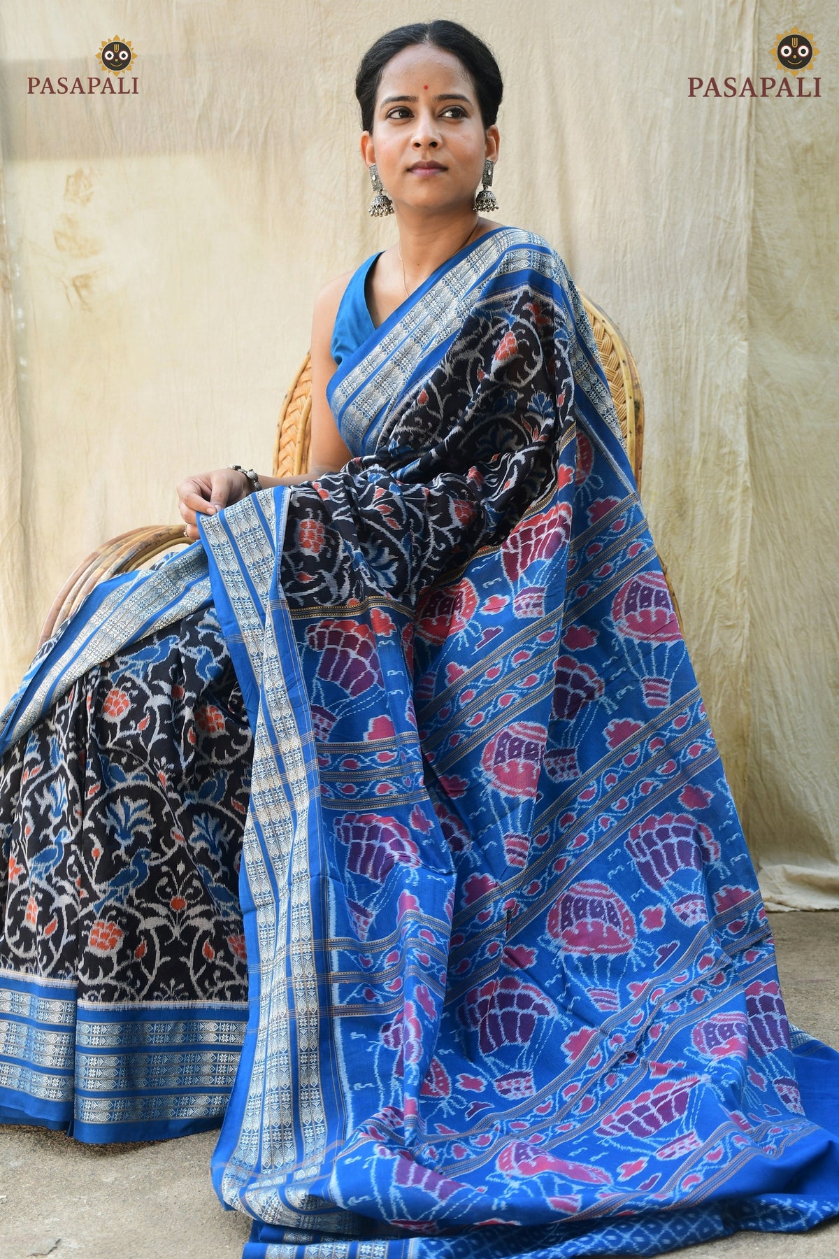 Nishigandha pallu close-up — blue Bandha ikat motifs on authentic Sambalpuri handloom saree by Pasapali