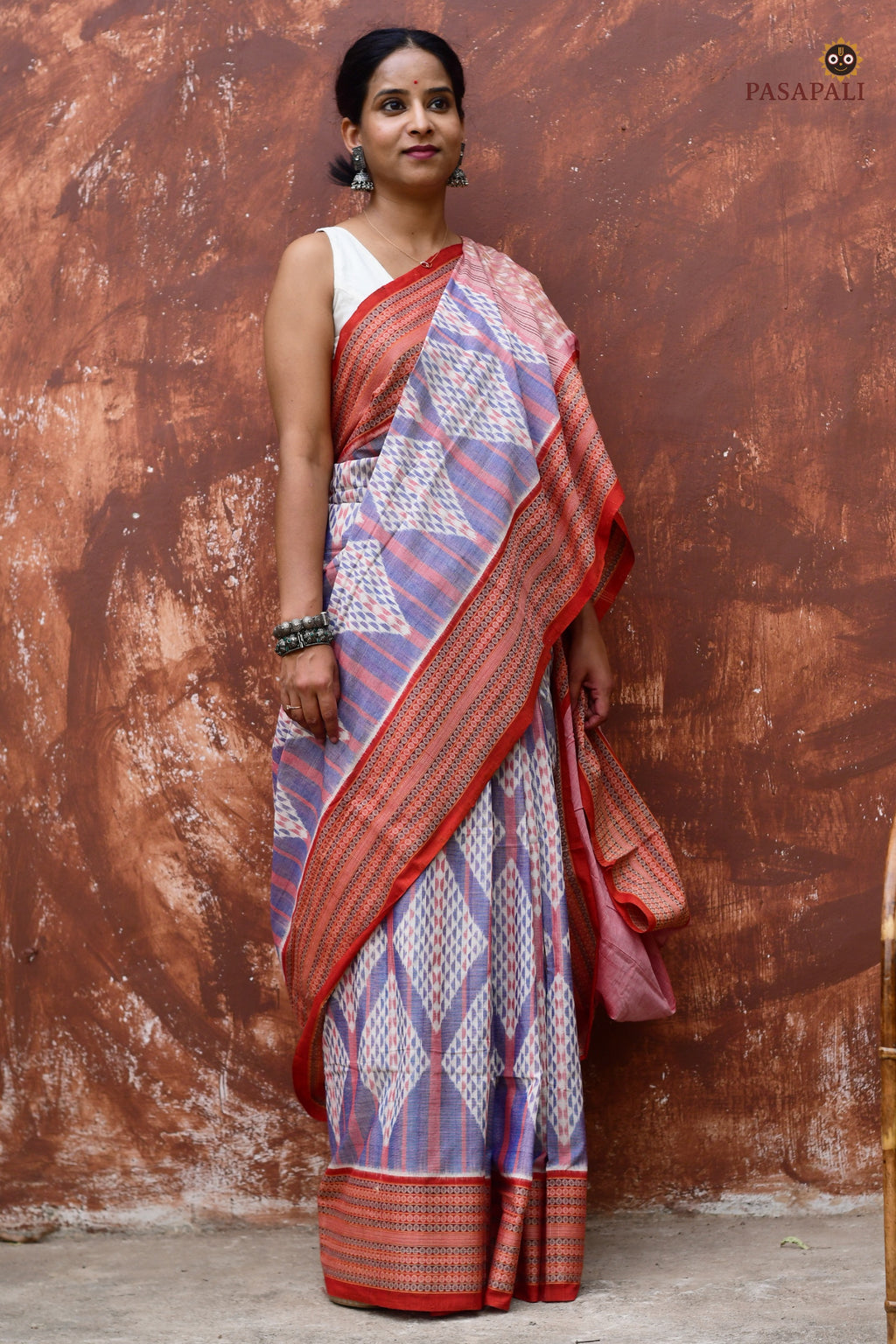 Mercerized cotton texture detail of Nityarekha Sambalpuri Bandha saree — warp 120 weft 120 thread count, Pasapali