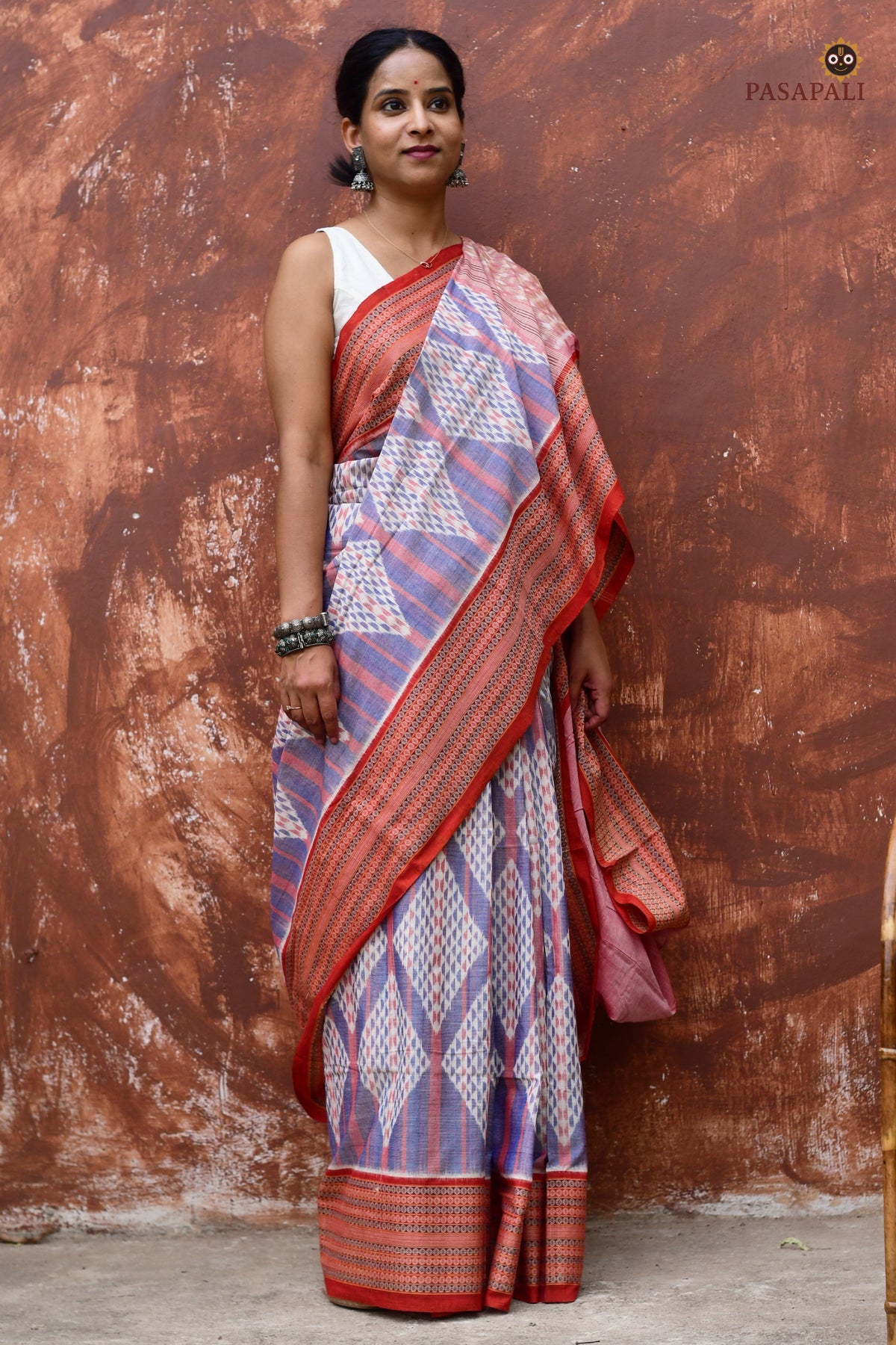 Mercerized cotton texture detail of Nityarekha Sambalpuri Bandha saree — warp 120 weft 120 thread count, Pasapali