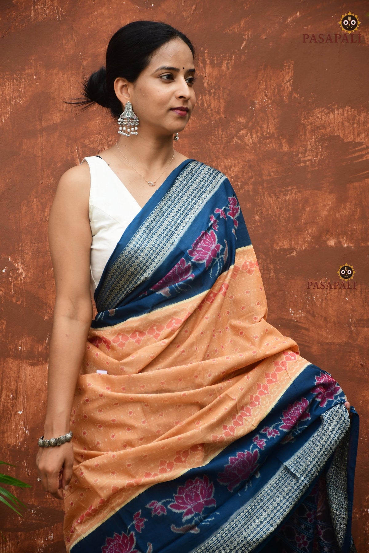 Close-up of Rudraksha border motif on Padmavati Sambalpuri Bandha cotton saree — double ikat weave by Bhulia weavers, Pasapali