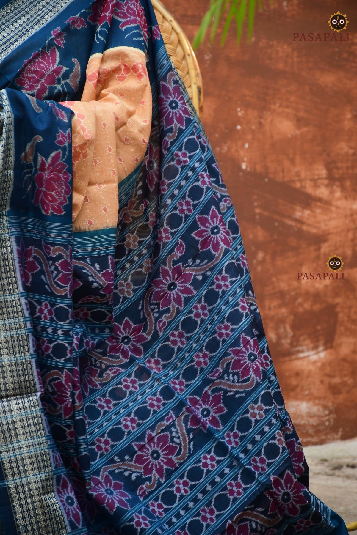 Mercerized cotton texture detail of Padmavati Sambalpuri Bandha saree — Bhulia handloom weave in cream and teal, Pasapali