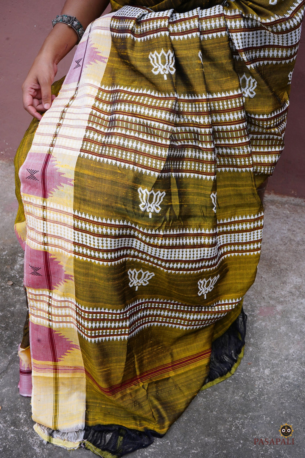 Pallava pallu close-up — macha fish pharsa axe tribal motifs, extra-weft technique, Kotpad handloom Odisha