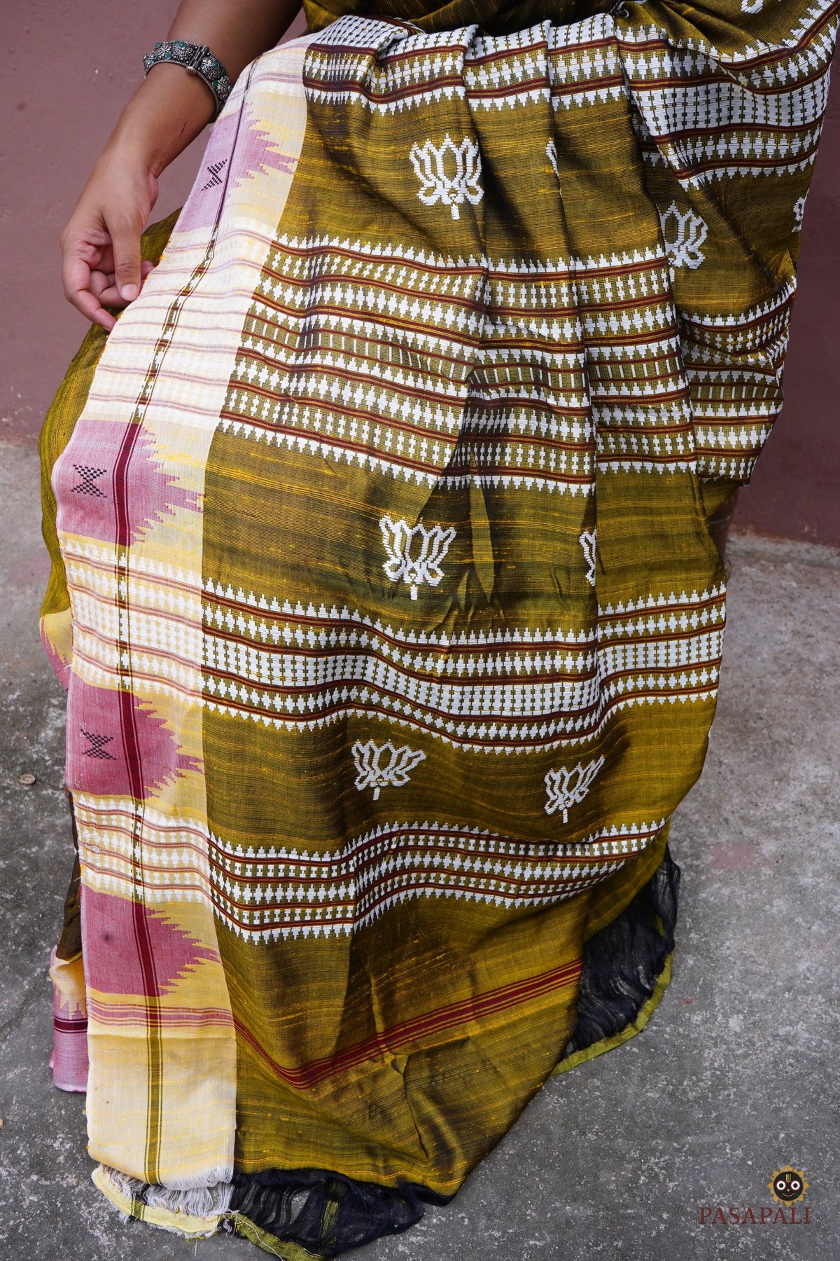 Pallava pallu close-up — macha fish pharsa axe tribal motifs, extra-weft technique, Kotpad handloom Odisha