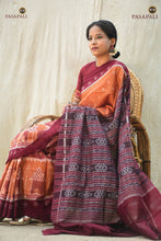 Load image into Gallery viewer, Pallisri Phula pallu close-up — double ikat Bandha weave in light brown and maroon mercerized cotton. Pasapali Sambalpuri.
