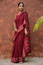 Load image into Gallery viewer, Parampara — body weave detail showing jala check patterning in maroon Sambalpuri cotton saree Pasapali
