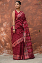 Load image into Gallery viewer, Parampara — mercerized cotton surface texture detail of maroon Sambalpuri Bandha saree by Pasapali
