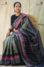 Load image into Gallery viewer, Rudraksha motif border close-up on Pasarekha Grey Sambalpuri cotton saree — double ikat Bandha weave by Pasapali
