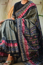 Load image into Gallery viewer, Warp and weft check body detail of Pasarekha Grey Sambalpuri Bandha saree — authentic Sambalpuri handloom by Pasapali
