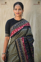 Load image into Gallery viewer, Close-up of Rudraksha and Pasapali motif border on Pasarekha Grey Sambalpuri Bandha handloom cotton saree by Pasapali
