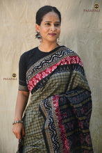 Load image into Gallery viewer, Flower motif pallu detail on Pasarekha Grey Sambalpuri cotton saree — Bandhakala double ikat technique by Pasapali
