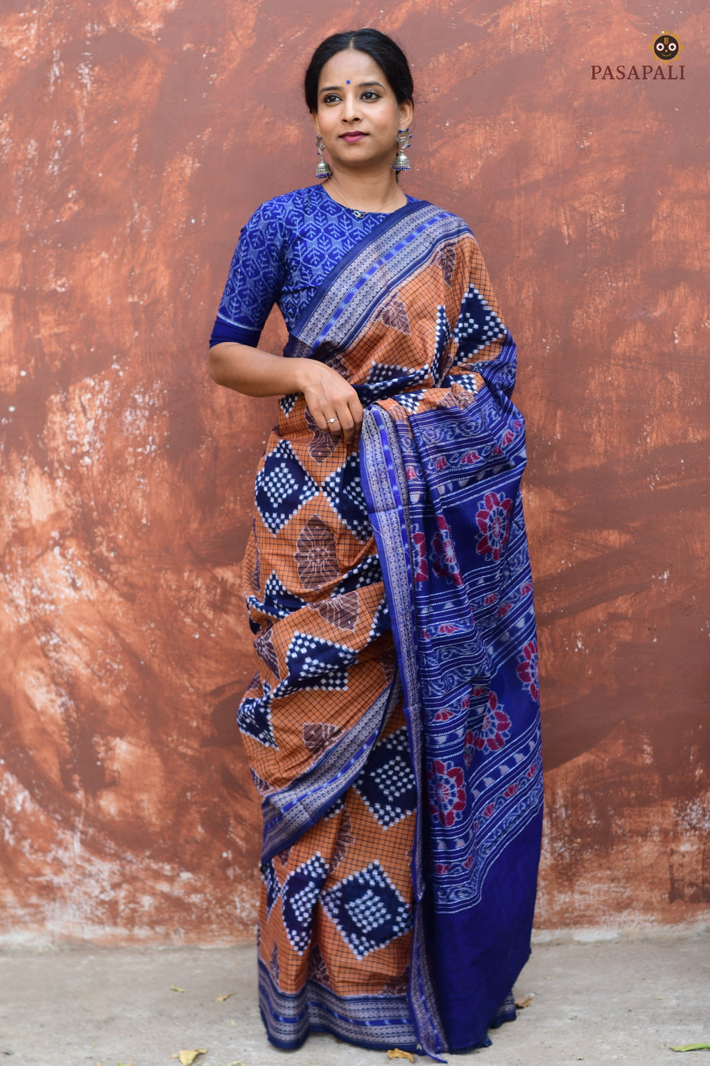 Close-up of Rudraksha border motif on Pashini Brown Sambalpuri Bandha mercerized cotton saree by Pasapali