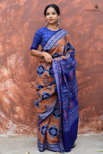 Load image into Gallery viewer, Close-up of Rudraksha border motif on Pashini Brown Sambalpuri Bandha mercerized cotton saree by Pasapali
