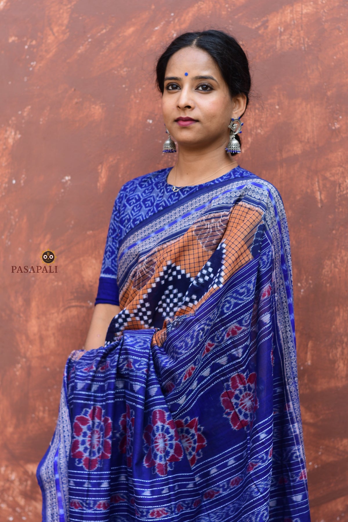 Flower motif pallu detail of Pashini Brown Sambalpuri double ikat cotton saree — GI certified, woven by Bhulia weavers