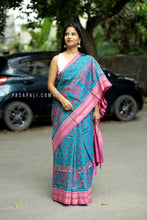 Load image into Gallery viewer, Sambalpuri mercerized cotton saree with teal body and pink star border – Pasapali
