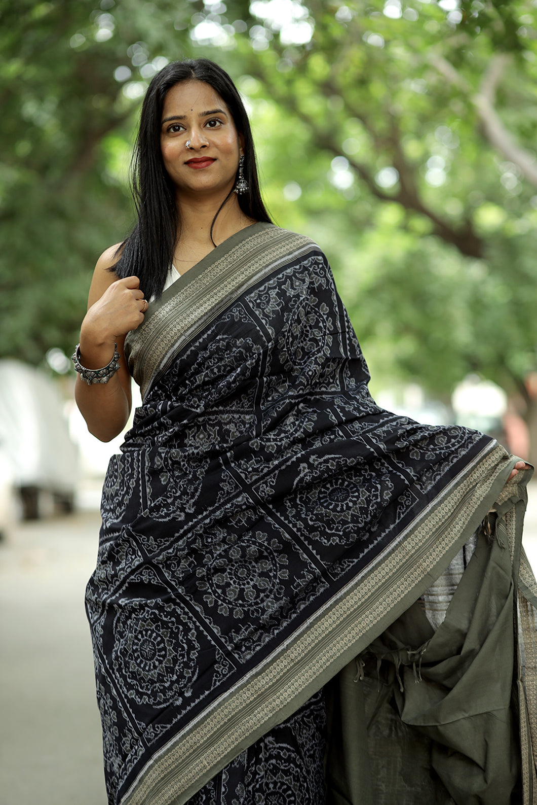 Black Bandha Sambalpuri Saree with Jhuti Chakra Motifs – Pasapali