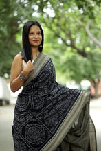 Load image into Gallery viewer, Black Bandha Sambalpuri Saree with Jhuti Chakra Motifs – Pasapali
