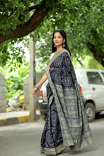 Load image into Gallery viewer, Black Bandha Sambalpuri Saree with Jhuti Chakra Motifs – Pasapali
