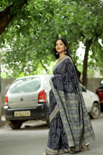 Load image into Gallery viewer, Black Bandha Sambalpuri Saree with Jhuti Chakra Motifs – Pasapali
