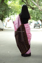 Load image into Gallery viewer, Komalika- Pink Phoda Kumbha Saree with temple Border &amp; Fish Ikat Pallu – Pasapali
