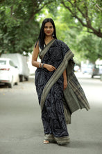 Load image into Gallery viewer, Black Bandha Sambalpuri Saree with Jhuti Chakra Motifs – Pasapali
