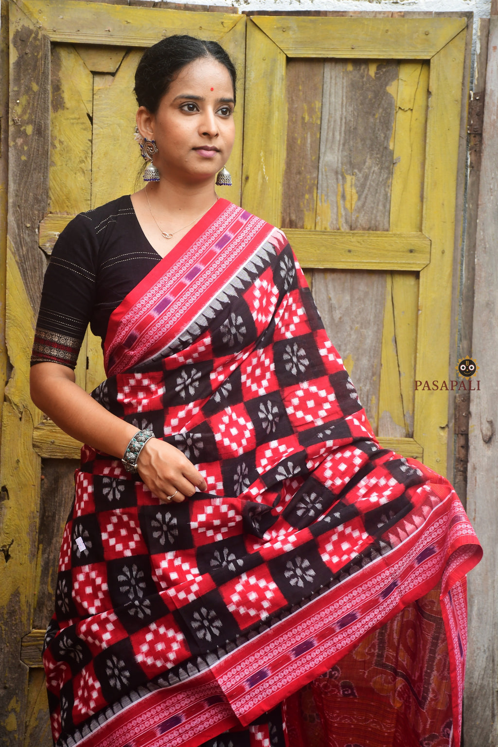 Close-up of rudraksha border on Pramodini Red Sambalpuri Handloom double ikat cotton saree — Pasapali