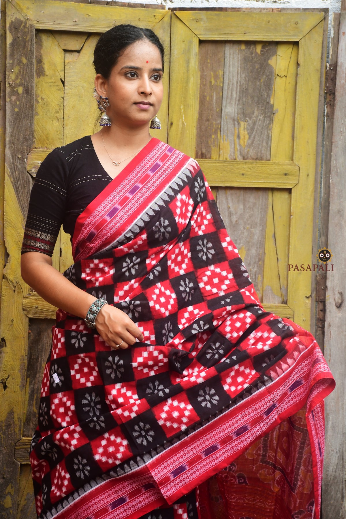 Close-up of rudraksha border on Pramodini Red Sambalpuri Handloom double ikat cotton saree — Pasapali