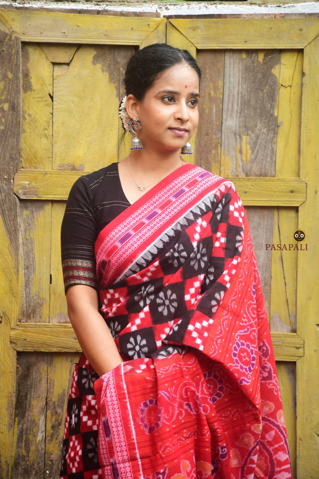 Pallu detail of Pramodini Red Sambalpuri cotton saree showing traditional phula flower motif — Pasapali