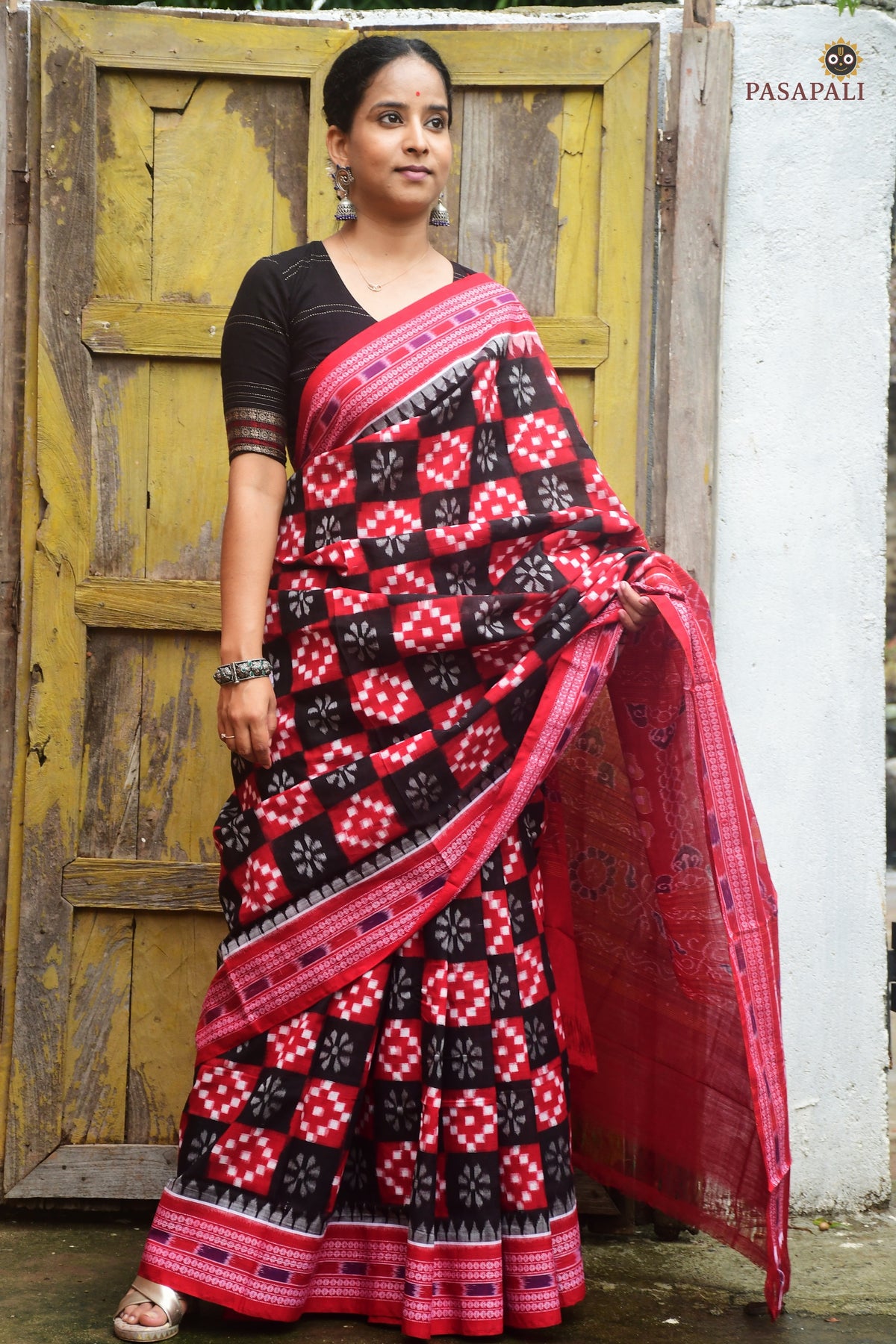Body weave detail of Pramodini showing Pasapali double ikat saktapar motif in red and black — Pasapali