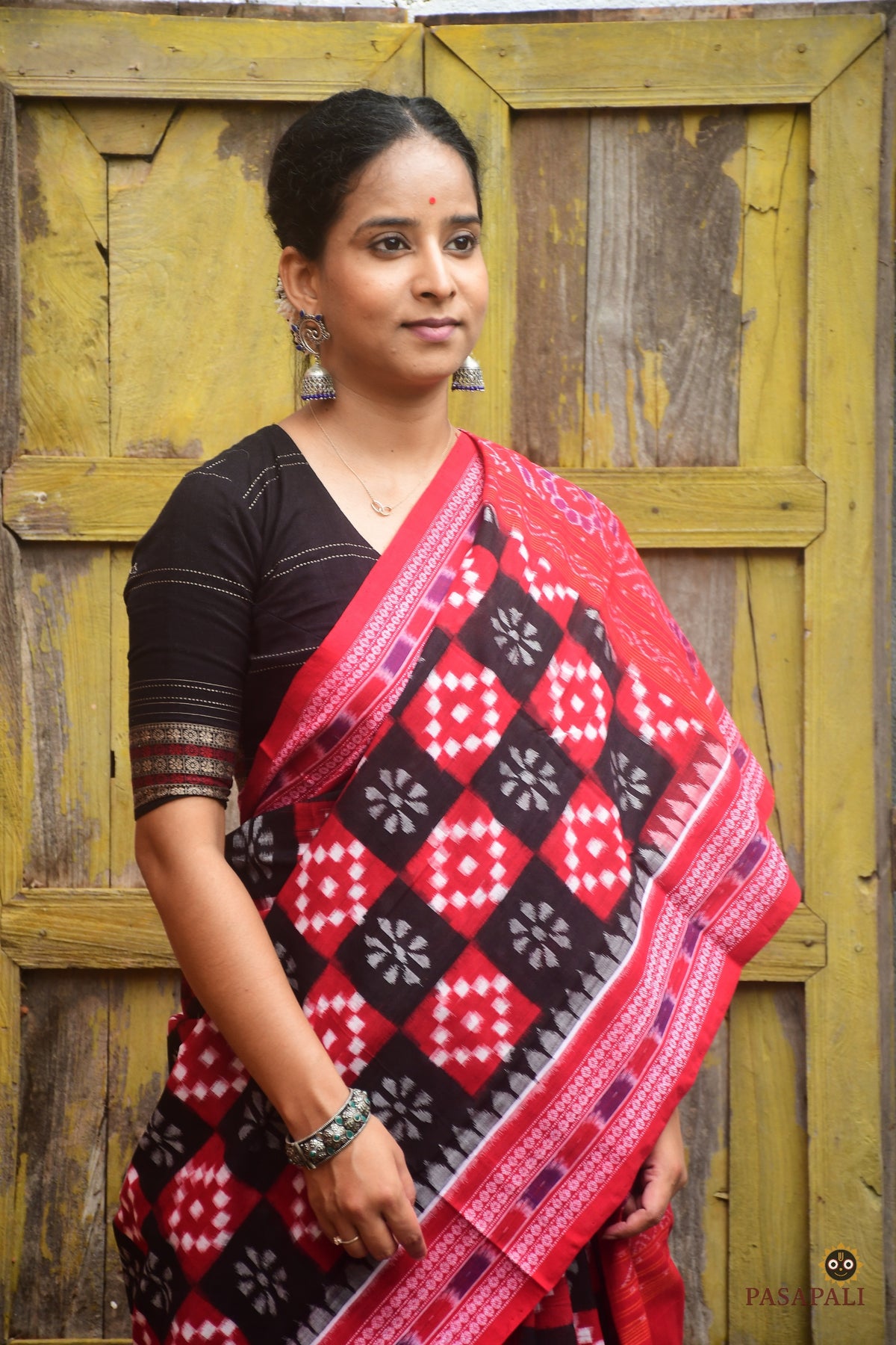 Mercerized cotton texture detail of Pramodini Sambalpuri Handloom double ikat saree — Pasapali