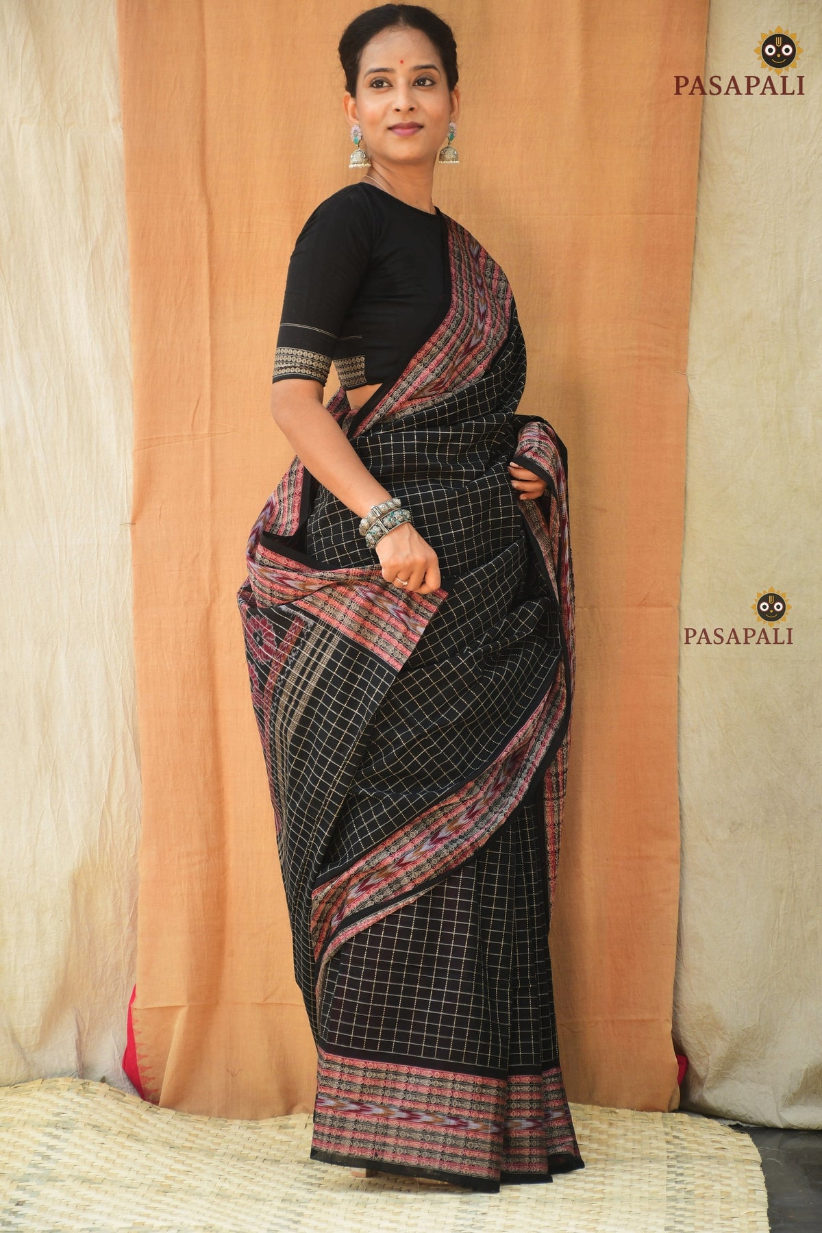 Purvasha Black Sambalpuri saree border detail — woven fish motif in double ikat Bandha, Bhulia loom, Pasapali