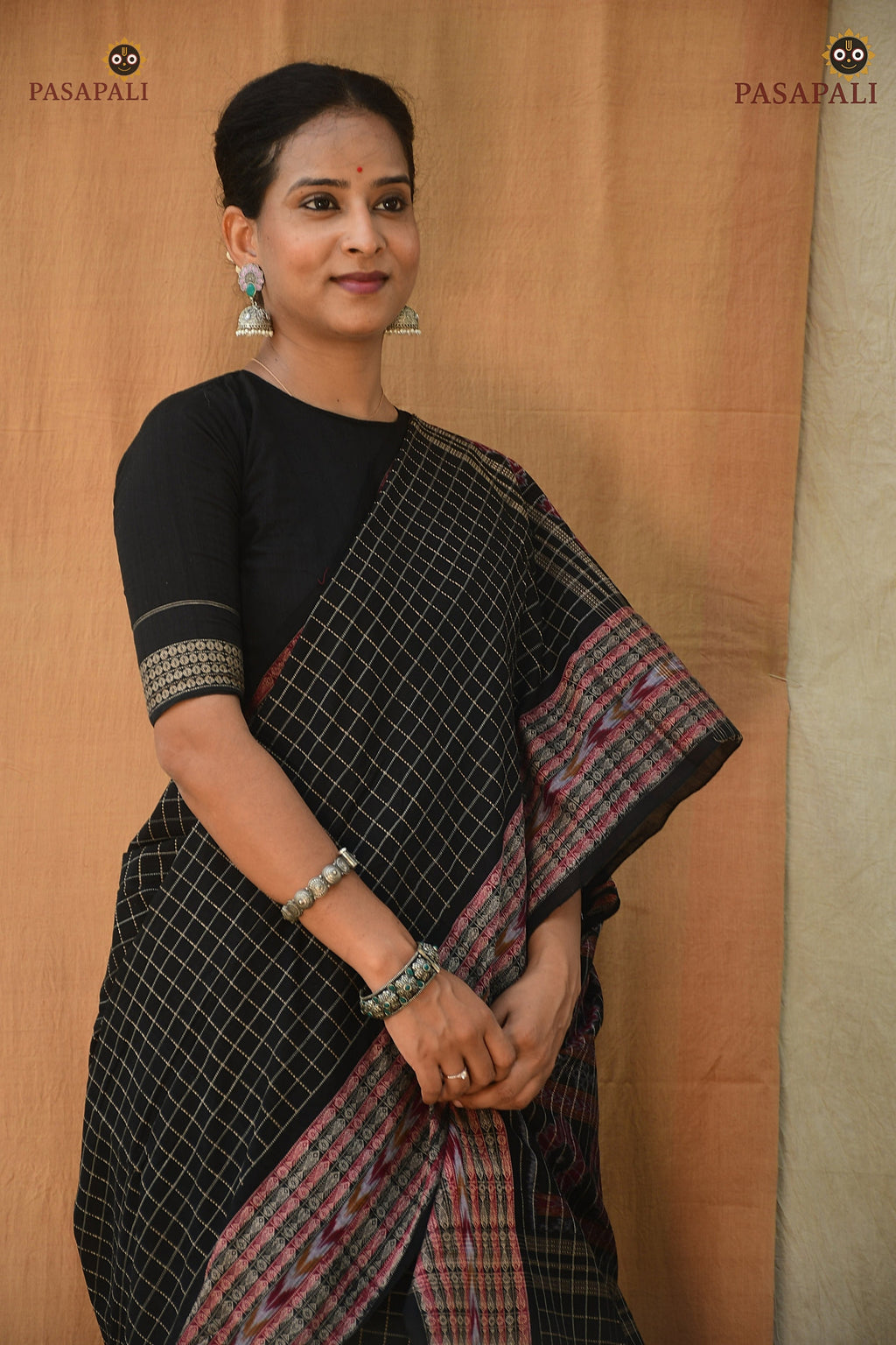 Purvasha Sambalpuri Bandha saree border close-up — fish motif in black double ikat, Bhulia handloom, Pasapali Odisha