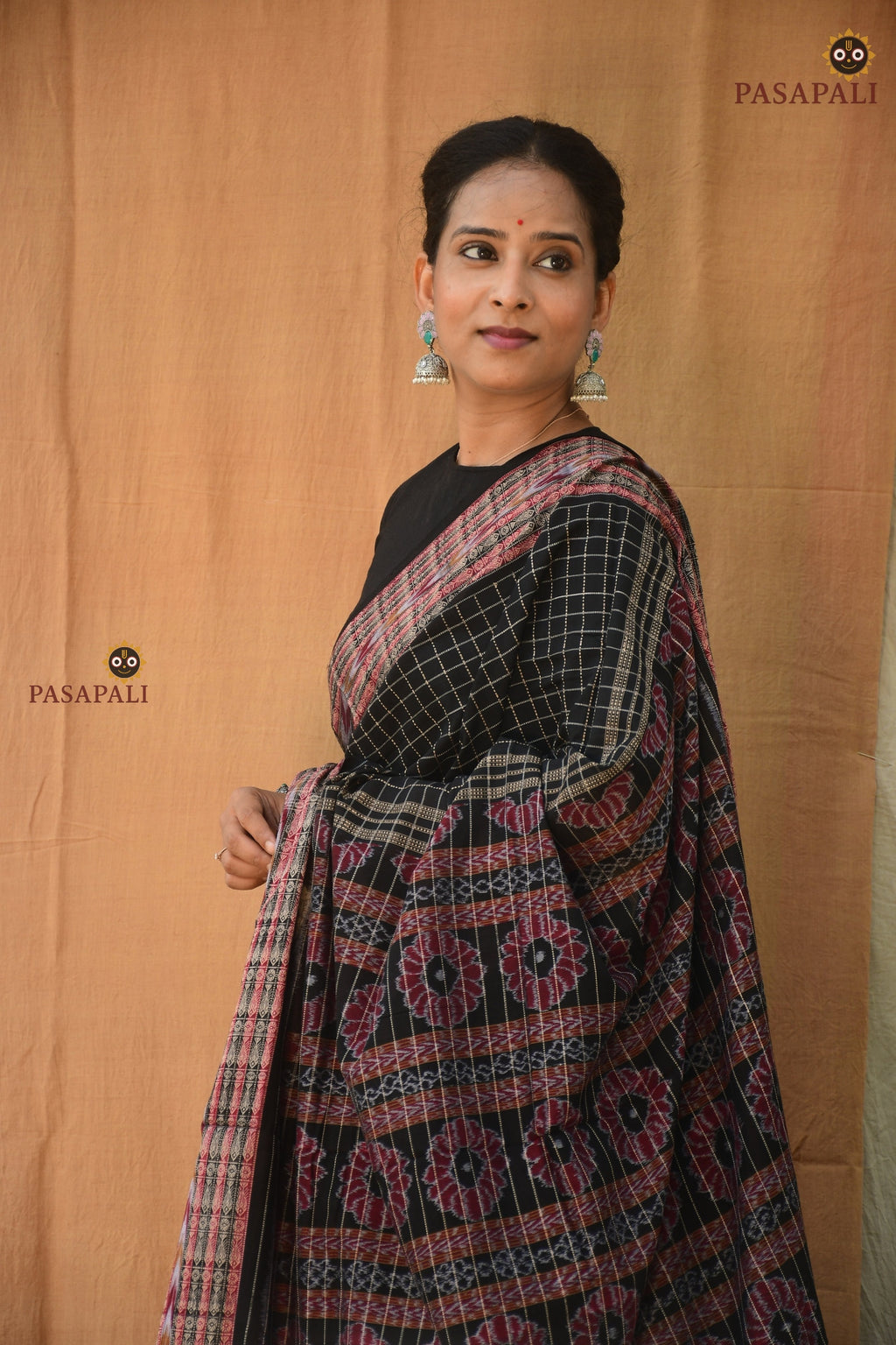 Purvasha Black Sambalpuri handloom saree texture detail — 120x120 thread count mercerized cotton, Bandha ikat, Pasapali