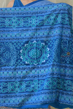 Load image into Gallery viewer, Pushpaja white Sambalpuri Bandha mercerized cotton saree, full view — blue pallu, Rudraksha border, Phula ikat body | Pasapali

