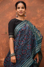 Load image into Gallery viewer, Pushpanjali Sambalpuri Bandha saree — drape detail showing green accent and Phula motif, Pasapali

