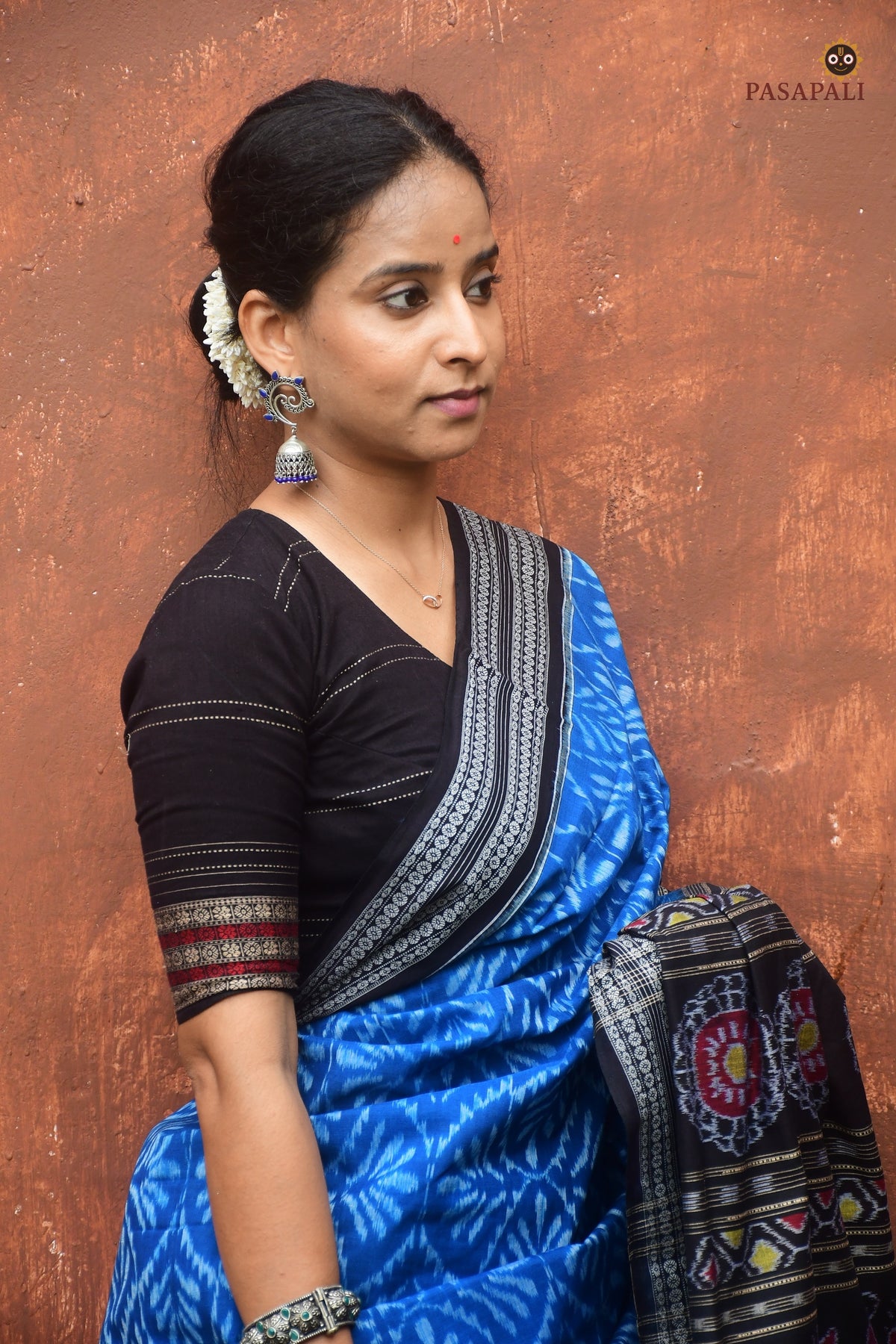 Rajani body weave detail — leaf patra motif in blue mercerized cotton, Bandha ikat Sambalpuri handloom saree