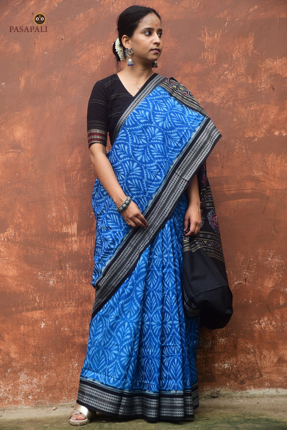 Rajani folded saree showing blue-black Sambalpuri Bandha weave structure and rudraksha border, Pasapali Odisha