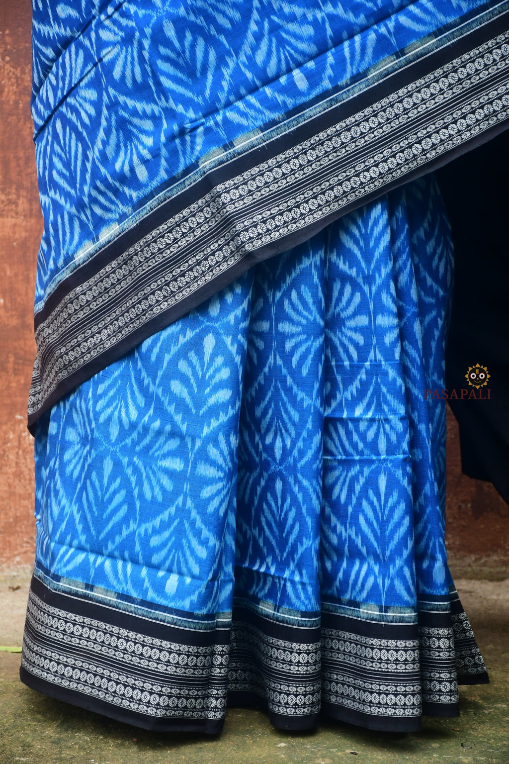Rajani Sambalpuri saree motif detail — jhoti and phula ikat pattern on blue cotton, Bandhakala Odisha handloom