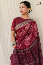 Load image into Gallery viewer, Lakshmi Paado motif detail on Ramā Sambalpuri cotton saree — resist-dyed Bandha ikat, woven by Bhulia weavers, Odisha
