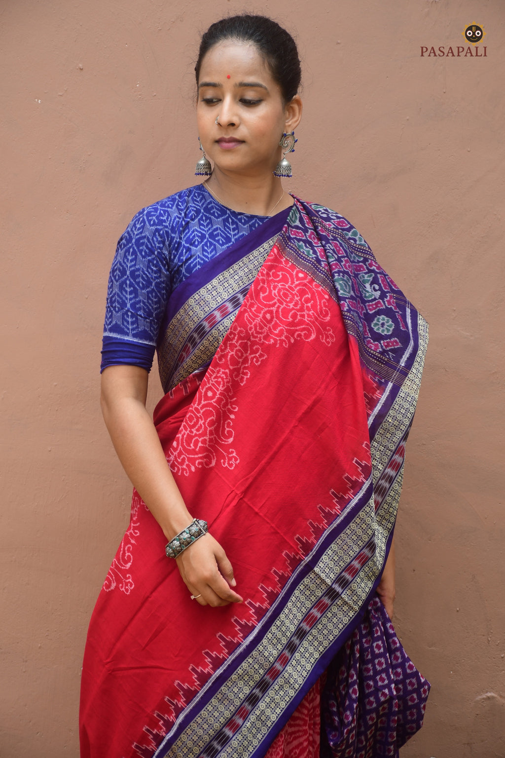 Ratnaprabha phula pallu detail in red and blue — traditional Sambalpuri Bandha double ikat technique by Pasapali