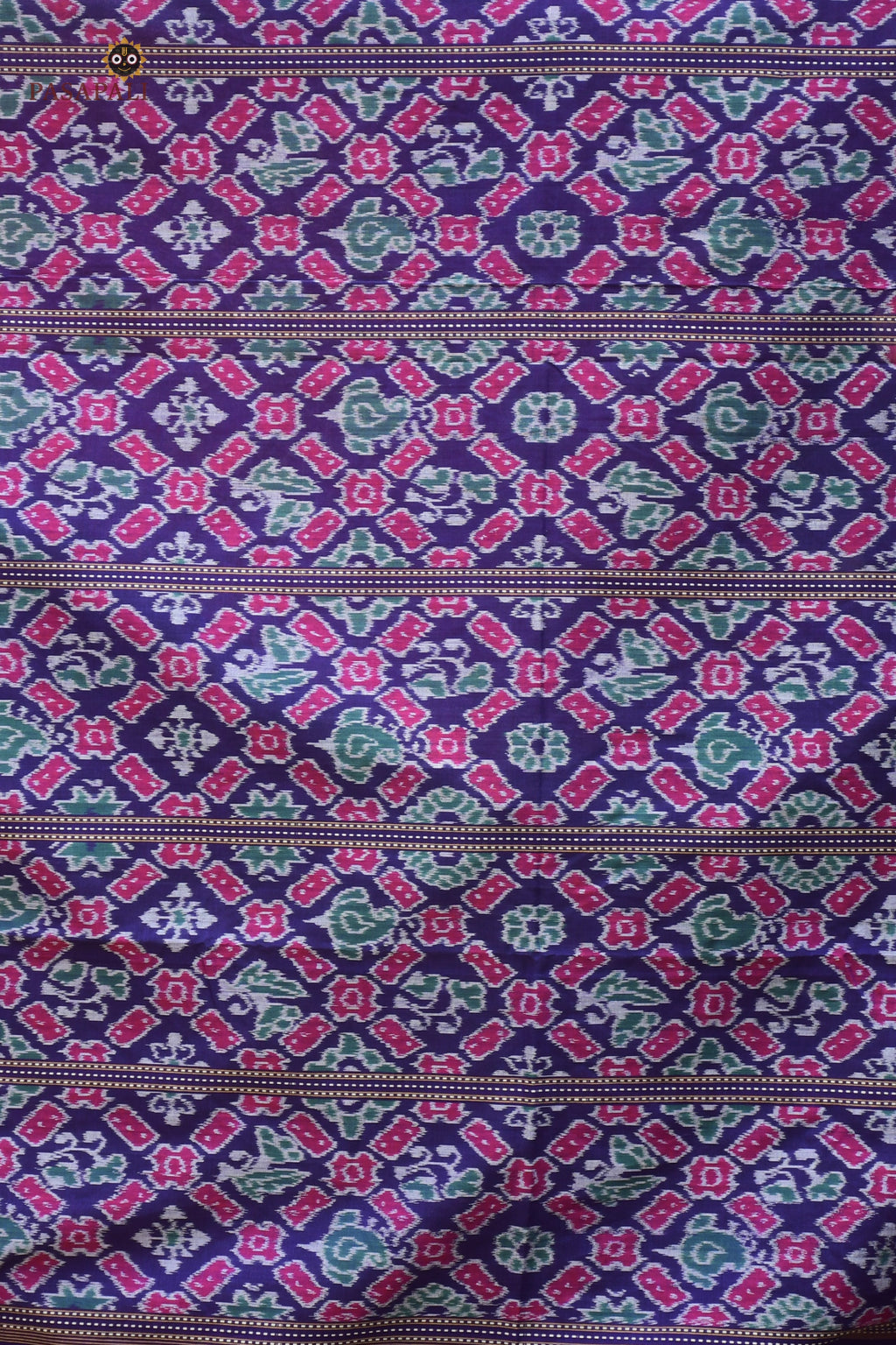 Weave detail of Ratnaprabha — Bandhakala double ikat process on red mercerized cotton Sambalpuri saree, Pasapali