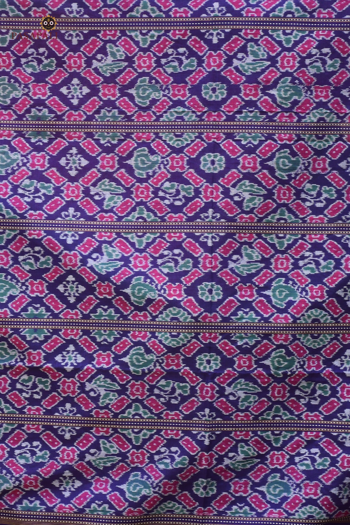 Weave detail of Ratnaprabha — Bandhakala double ikat process on red mercerized cotton Sambalpuri saree, Pasapali