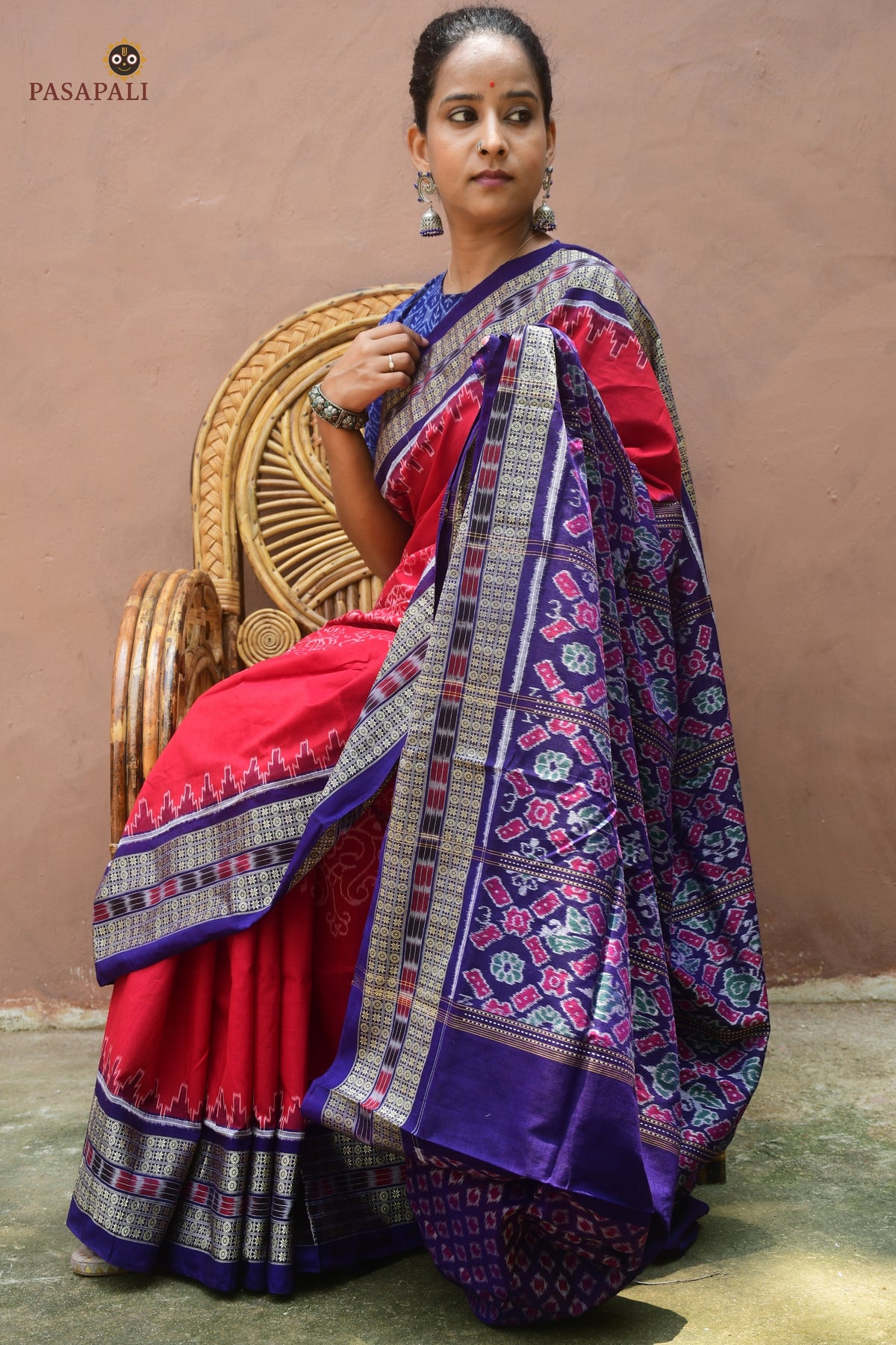 Close-up of rudraksha phula buta border on Ratnaprabha red Sambalpuri Bandha saree by Pasapali, Odisha handloom